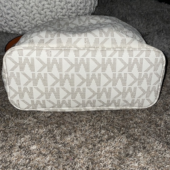 Michael kors draw string bag - Picture 4 of 8